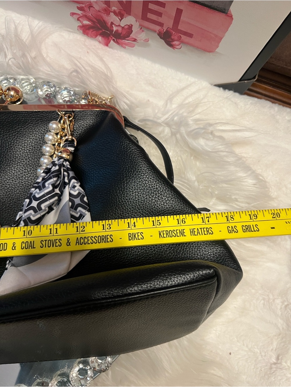 Juicy Couture NWOT kiss luck Faux-Leather with Pearl & Chain crossbody bag - Picture 9 of 13